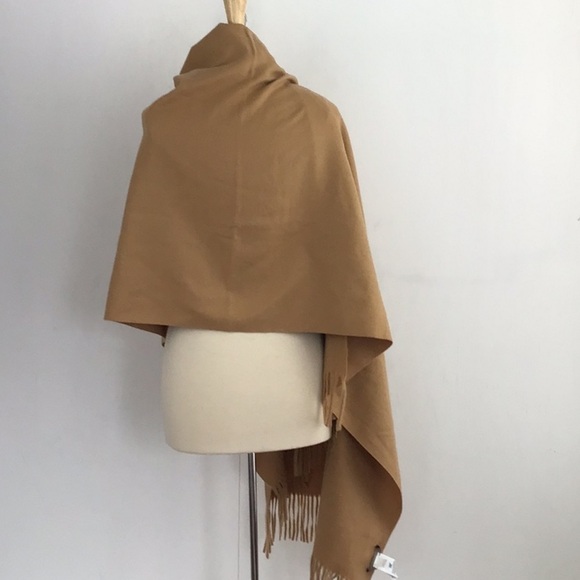 Banana Republic 32” x 80” Camel Fringe blanket scarf. - Picture 5 of 7